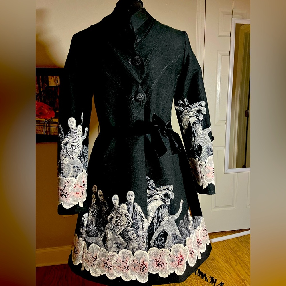 Cirque de Solieu “O” coat